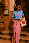 T-shirt ICONIC CLUB – Bleu Ciel & Rose 🌸☀️