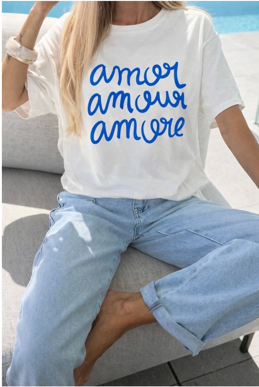 T-shirt AMOR AMOUR AMORE – Blanc & Bleu 💙☀️